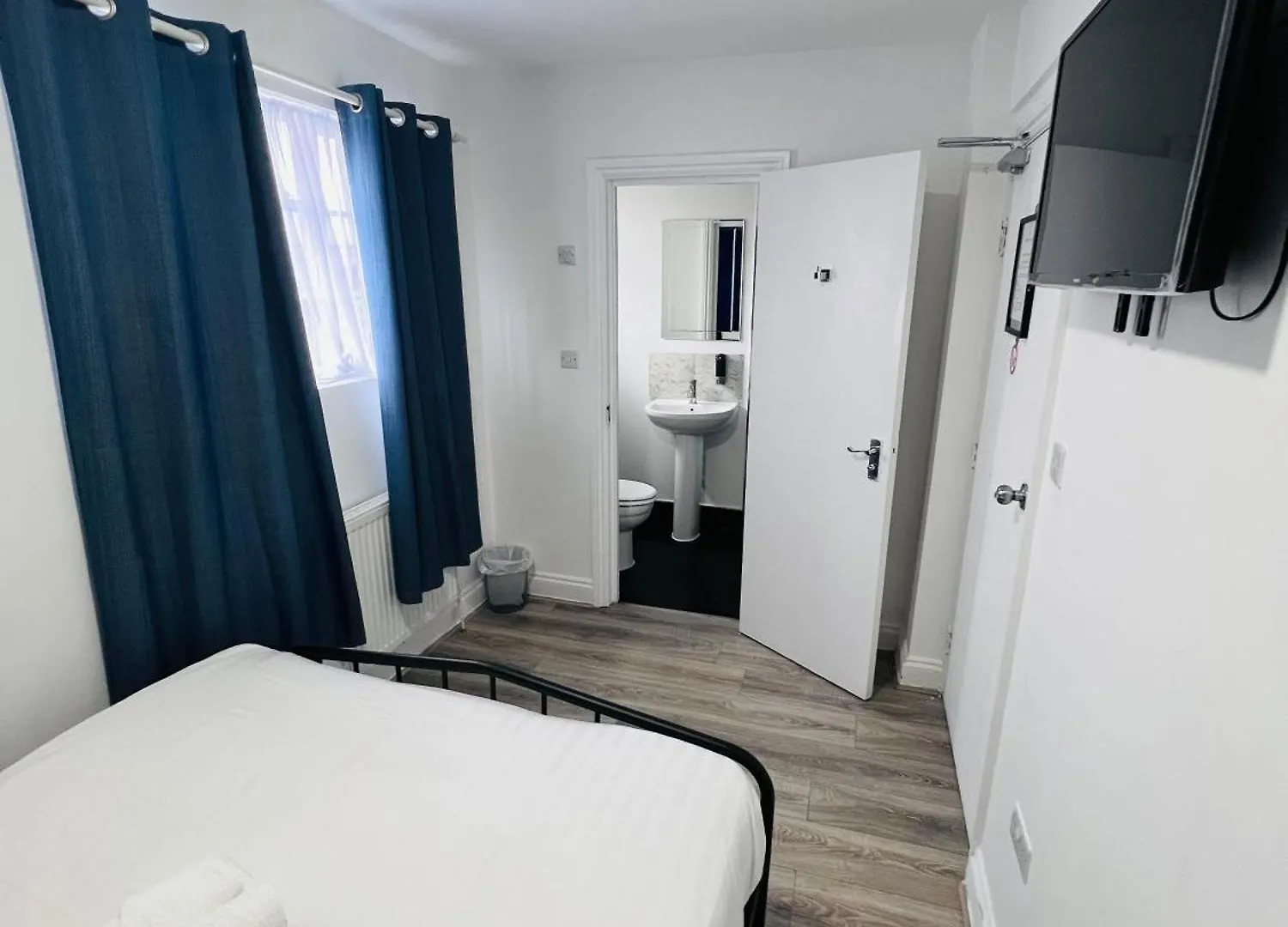 ***  Hotel The Bank Barking  Reino Unido